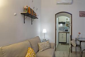 热那亚Casa Rosa al Molo by Wonderful Italy的带沙发的客厅和厨房