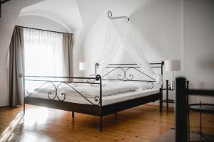 Sankt Veit am VogauDas Gästehaus的一间卧室配有一张带天蓬的床