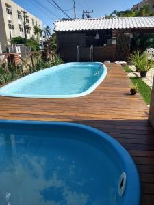 塔曼达雷热带海岸酒店的木制甲板上的大型游泳池