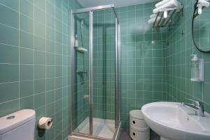 波尔蒂芒Next Inn的绿色浴室设有淋浴和水槽