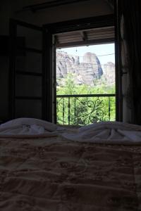卡兰巴卡维特萨宾馆的一间卧室设有享有峡谷景致的窗户。