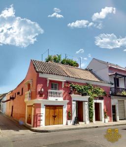 卡塔赫纳Life is Good Cartagena Hostel的街道边的红白色建筑