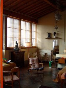 佛罗伦萨勒翠斯坦兹酒店的一间设有两把椅子和一张桌子的房间,窗户