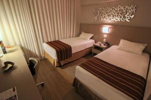 贝洛奥里藏特贝格会议中心MHB酒店的酒店客房设有两张床和一张桌子。