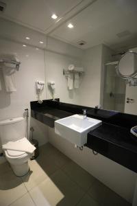 贝洛奥里藏特贝格会议中心MHB酒店的一间带水槽、卫生间和镜子的浴室