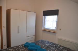 格拉芬维森Ferienwohnung Wildgatter的一间卧室配有一张床、一个梳妆台和一扇窗户。