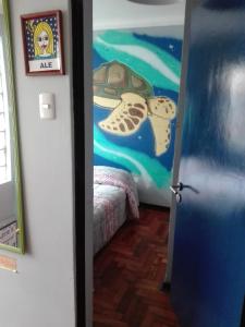 瓦尔帕莱索La Casa Azul Hostel的一间有门的房间,上面有海龟画