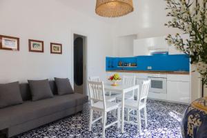 蒙德罗Villa Mallandrino的客厅配有沙发和桌椅