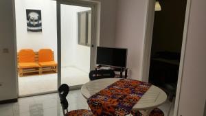 萨尔雷ka-Bela的客厅配有桌子和两把橙色椅子