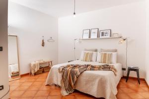 巴勒莫I Balconi di San Domenico的一间卧室配有一张床铺,床上有毯子