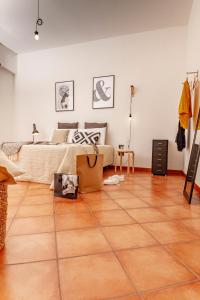 巴勒莫I Balconi di San Domenico的一间卧室配有一张床,铺有木地板