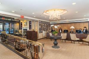 纽约菲茨帕特里克中央大酒店的酒店大堂设有书桌和酒吧