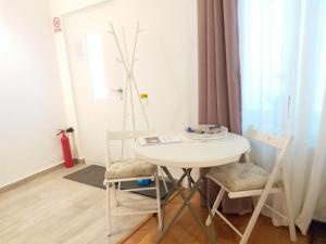 布拉索夫Republicii Residence的客房内的小白色桌子和椅子