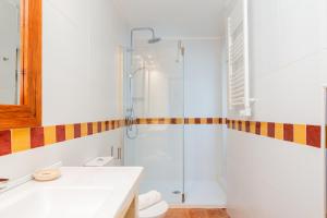 波尔图米拉加亚之家住宿加早餐旅馆的带淋浴和盥洗盆的白色浴室