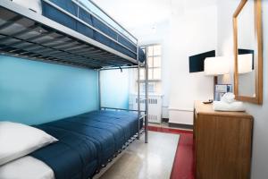 纽约西区青年国际旅馆的一间卧室配有双层床和镜子