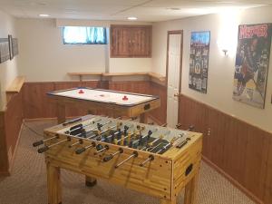 萨尼亚Sarnia's Man Cave welcomes you... Game ON!的游戏室设有桌子和乒乓球桌