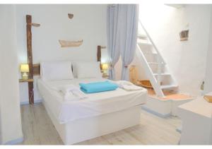 KlimaVasealis & Seafis Sirma Klima的卧室配有白色的床和梯子