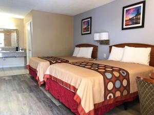 奥兰治奥兰治橙色塔斯廷酒店的酒店客房设有两张床和盥洗盆