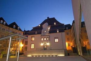 卢森堡卢森堡高瑞斯集团的前面有灯的大建筑