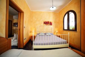 帕图Villetta mare Salento的一间卧室设有一张床、一个窗口和一面镜子