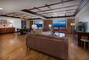 斯德特莱恩Bally's Lake Tahoe Casino Resort的客厅配有沙发和桌子