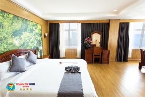 归仁晃元酒店的酒店客房设有一张大床和一张书桌。