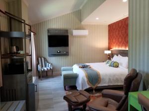 伯克利伯克利森斯酒店及万讷小酒馆的一间酒店客房,配有一张床和一台电视