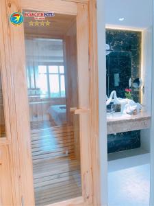 归仁晃元酒店的浴室设有木门和水槽