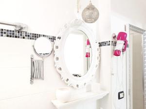加利波利B&B Lido的浴室设有白色镜子和水槽
