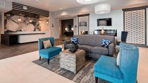 OlneyBest Western Plus Parkside Inn & Suites的客厅配有沙发和两把椅子