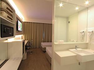 巴西利亚机场宜必思尚品酒店的一间浴室