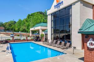 道格拉斯维尔Comfort Inn Douglasville - Atlanta West的酒店前的游泳池