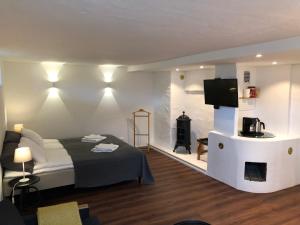 玛丽港Stava Mosters的一间酒店客房,配有一张床和一台电视,还有一间客房