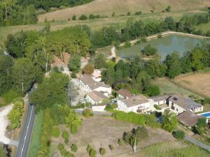 蒙夫朗屈安LE MOULIN DE BOULÈDE的享有湖景别墅的空中景致
