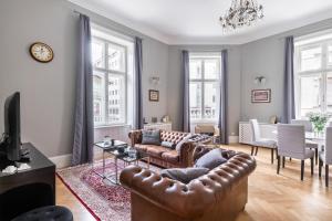 布达佩斯Spacious Victorian Residence by Grand Boulevard的客厅配有真皮沙发和桌子