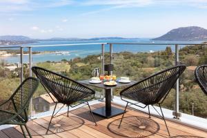 维琪奥港贝斯特韦斯特阿尔孔酒店的阳台配有桌椅,享有水景。