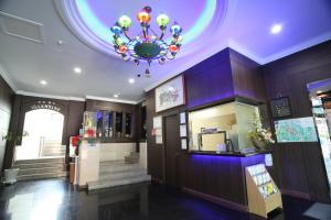 庆州庆州情人酒店的大楼内带吊灯的餐厅