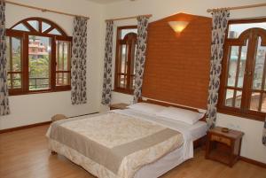 博卡拉瓦尔丹度假公寓的一间设有床铺的卧室,位于带窗户的房间内