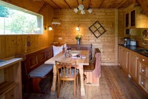 穆劳Chalet "Knusperhäuschen"的小屋内带桌椅的用餐室