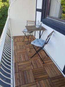 埃内佩塔尔Weltmann`s Hotel & Restaurant的阳台的天井配有桌椅