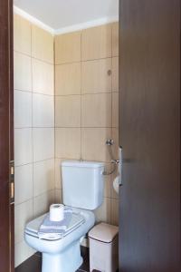 埃拉福尼西岛Rooms Kochilas Elafonisi的一间位于客房内的白色卫生间的浴室