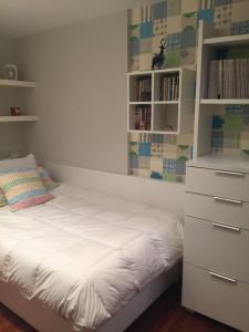 奥利奥ORIO PLAYA的卧室配有白色的床和梳妆台。