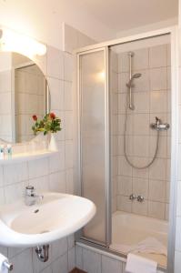 费尔贝特祖尔特劳博酒店的带淋浴和盥洗盆的浴室