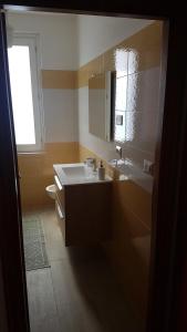 斯廷蒂诺韦基奥港住宿加早餐酒店的一间带水槽和镜子的浴室
