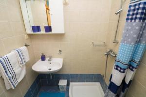 巴斯卡Apartments Ines的一间带水槽、卫生间和镜子的浴室