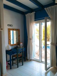 阿齐亚马利那Il Canto delle Cicale的蓝色的客房配有桌子和镜子