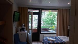SiltakyläSea Hotel Mäntyniemi的客房设有窗户、床和电视。