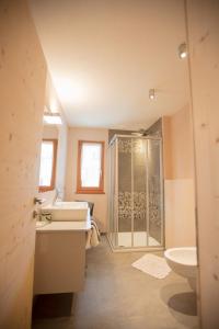 拉松迪索托Apartments Resi的带淋浴和盥洗盆的浴室