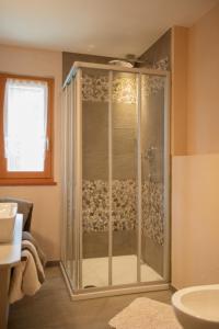 拉松迪索托Apartments Resi的浴室里设有玻璃门淋浴