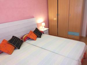 阿尔么丽亚Arrecife de las Sirenas的一间卧室配有带3个枕头的床